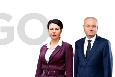 Чи має адвокат право покинути залу засідань у самий розпал процесу?